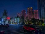 城市夜景中的高楼与街道