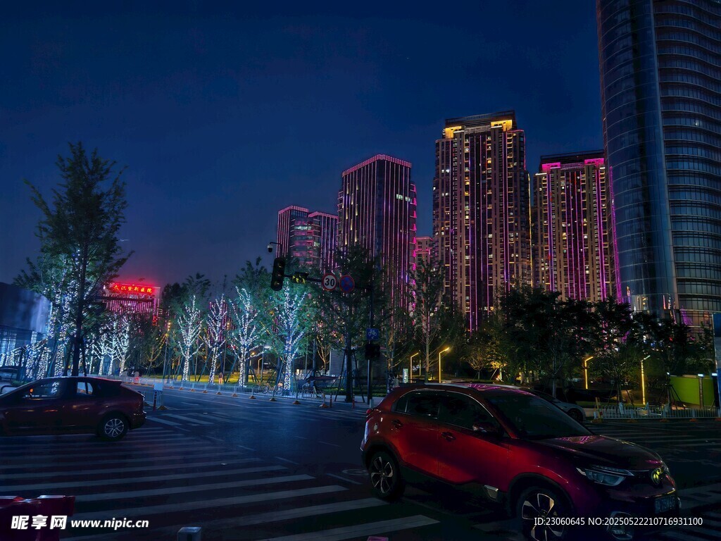 城市夜景中的高楼与街道