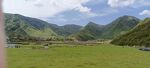 广袤草原与远处山峦美景