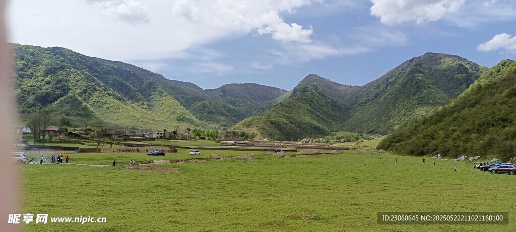 广袤草原与远处山峦美景