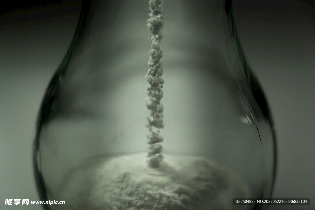 玻璃瓶中粉末正缓缓落下