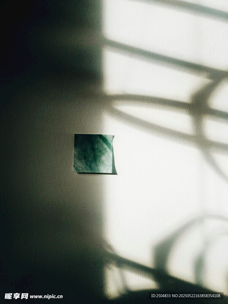 透过光影的神秘绿色物件