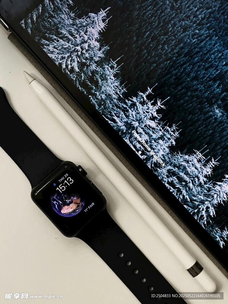 智能手表与冬日风景摆件