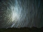 璀璨星轨夜空下的壮丽景象