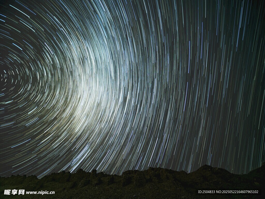 璀璨星轨夜空下的壮丽景象
