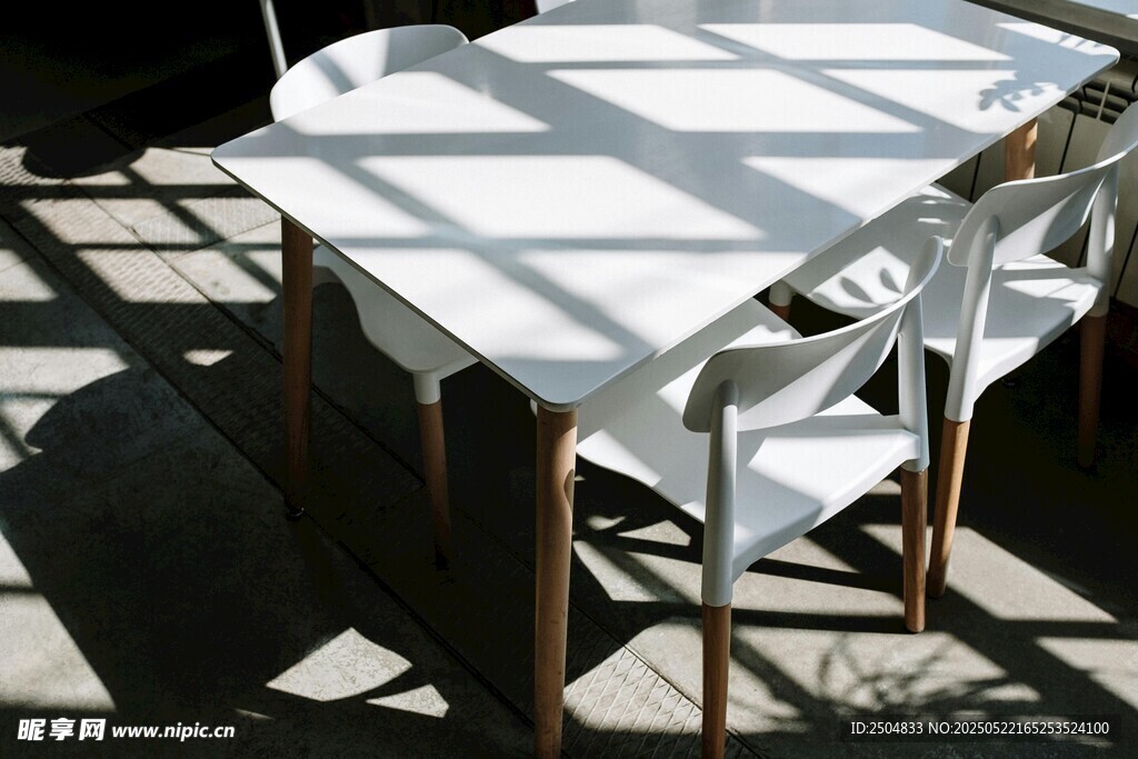 简约白色桌椅户外场景