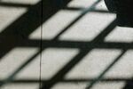 光影交错下的地面纹理