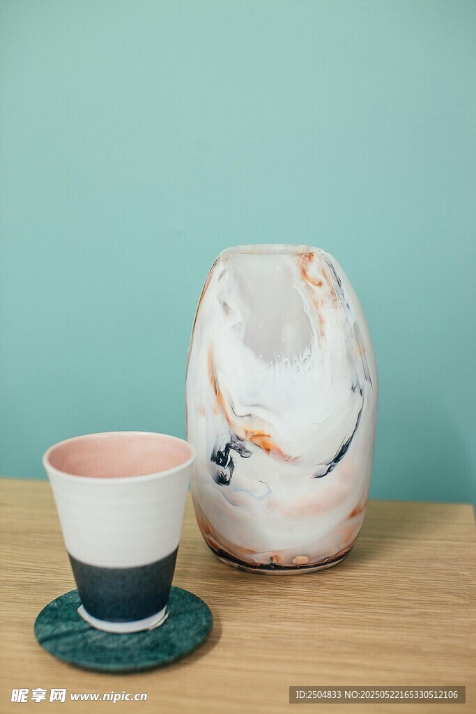 简约风陶瓷杯与花瓶摆件