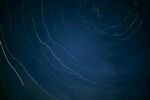 夜空中的星轨线条之美