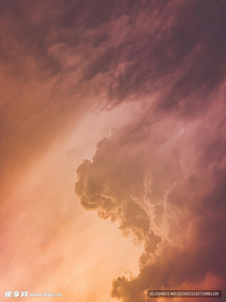 绚丽晚霞中的梦幻云朵