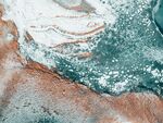 海浪拍打沙滩艺术画面