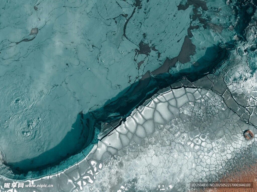 海岸边的海浪与礁石景观