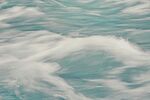 海浪翻涌的蓝色海洋画面