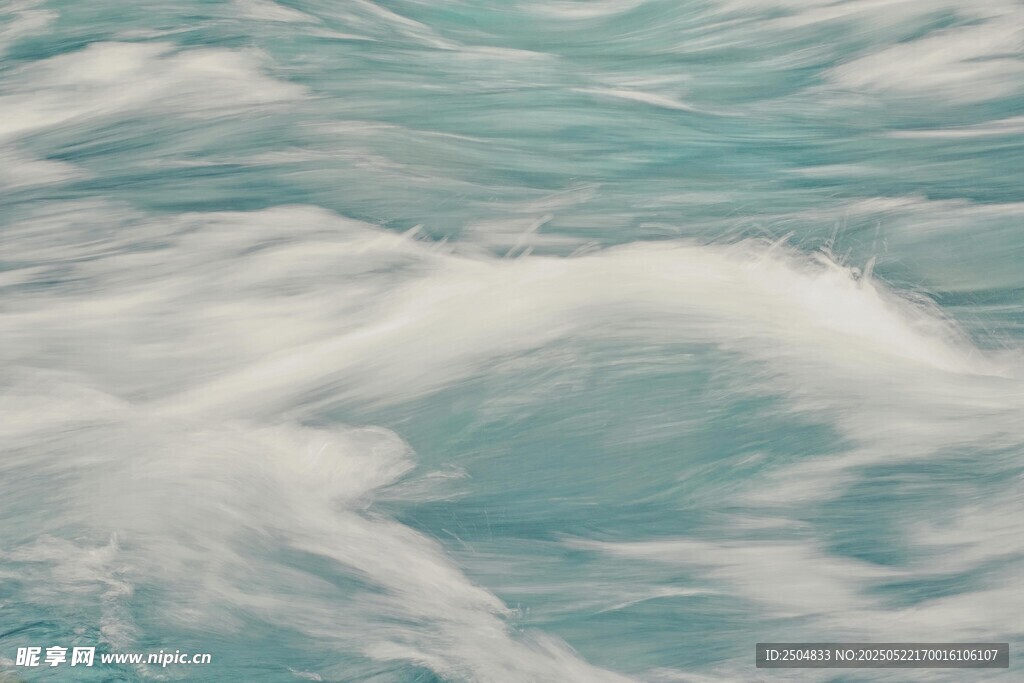 海浪翻涌的蓝色海洋画面