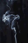 黑色背景下的曼妙烟雾