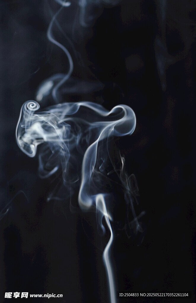 黑色背景下的曼妙烟雾