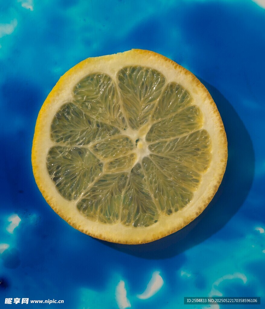 蓝色背景上的半片柠檬