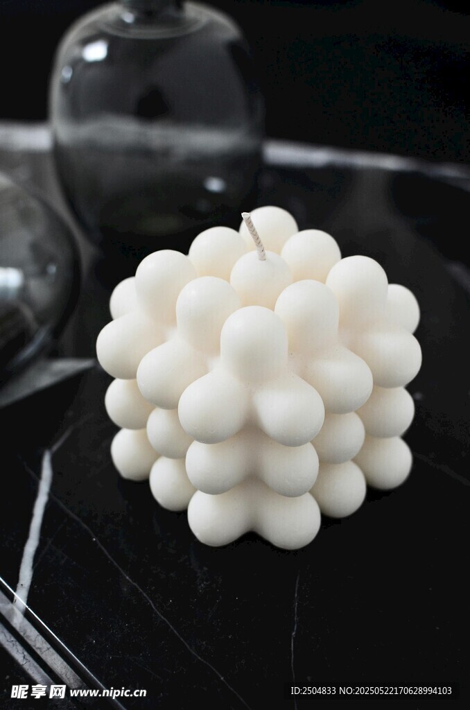 白色球状蜡烛精致摆件