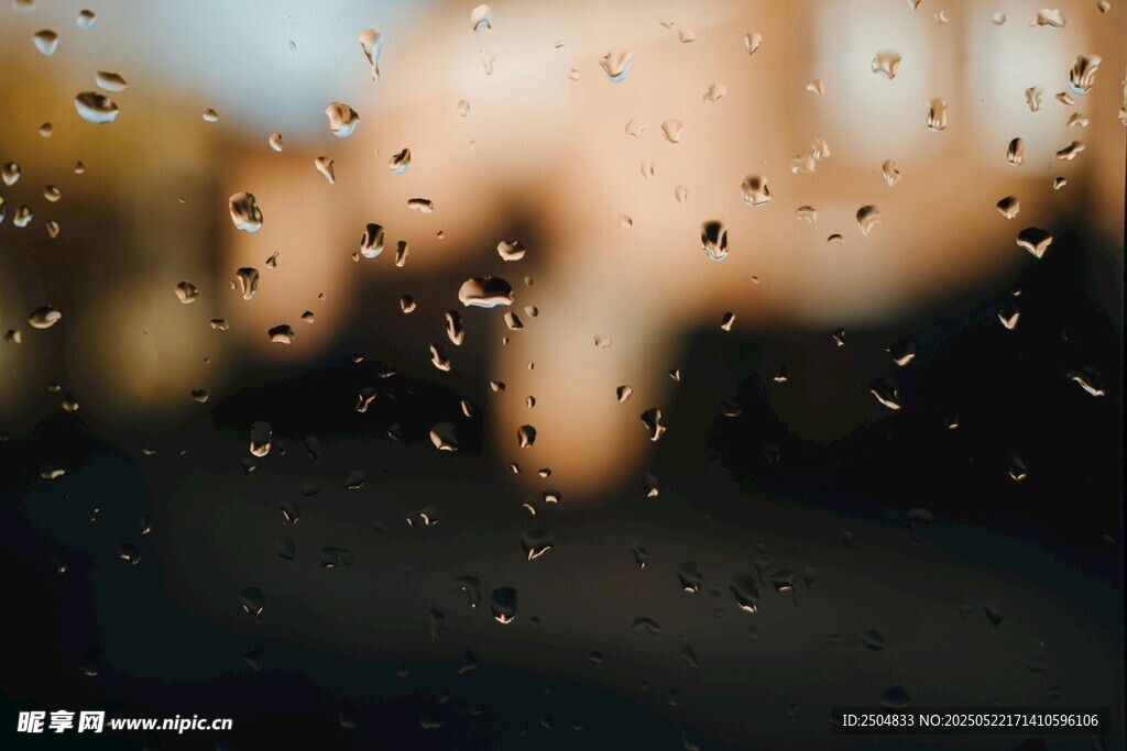 窗上雨滴 朦胧城市景象