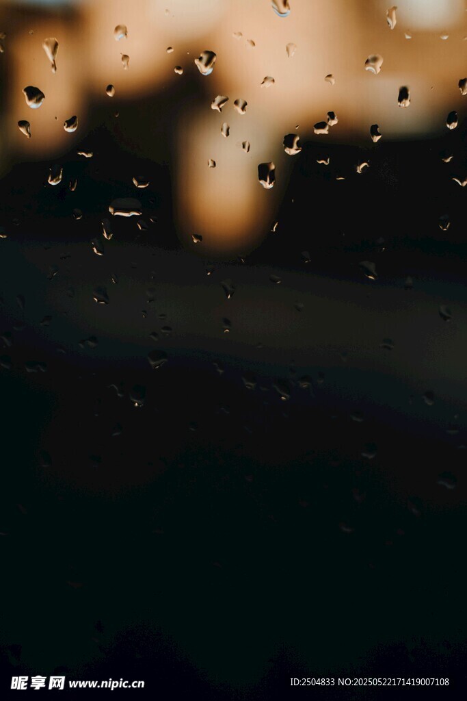 窗上雨滴营造朦胧氛围