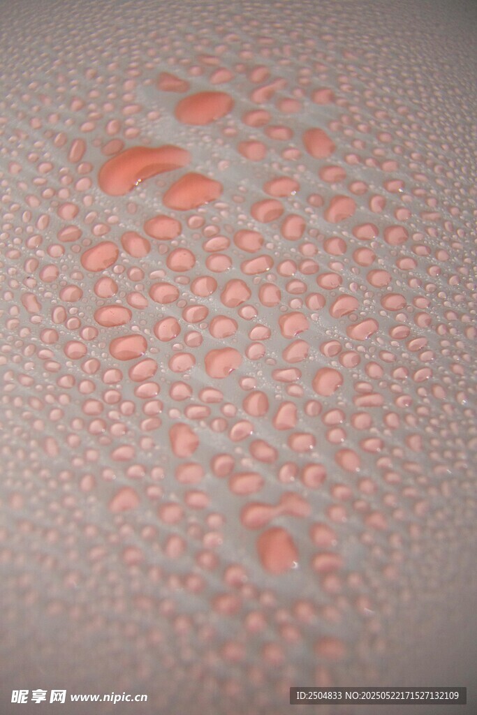水滴中的橙红光影