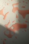 光影下的墙面斑驳痕迹
