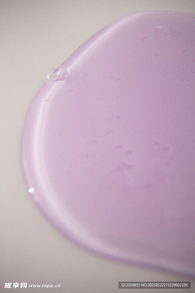 淡紫色液体滴痕特写