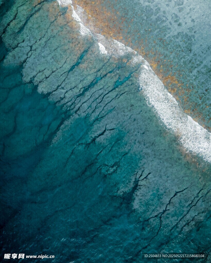 俯瞰蔚蓝大海翻涌浪花