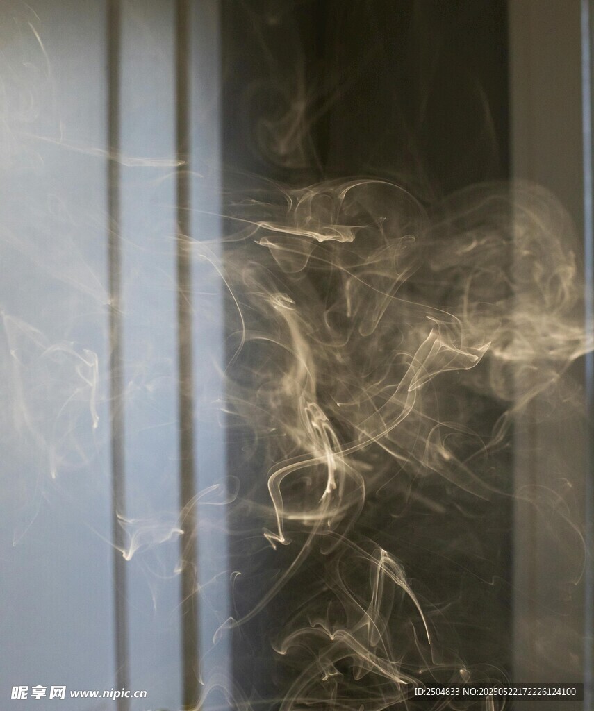 烟雾缭绕的梦幻景象