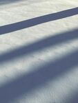 雪地中的光影条纹