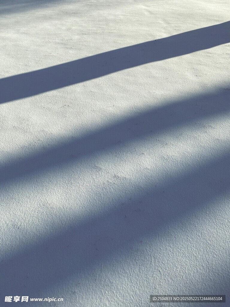 雪地中的光影条纹