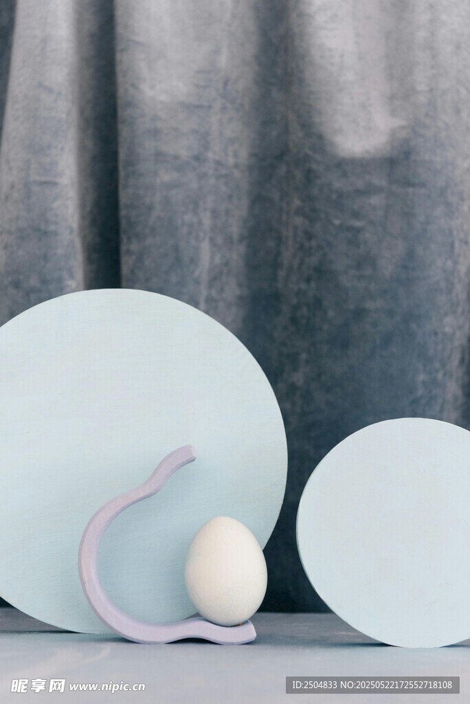 简约浅色陶瓷餐具摆件