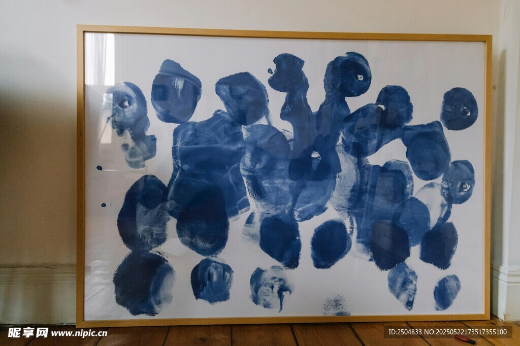 蓝色抽象画作展示