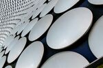 白色瓷盘整齐排列展示