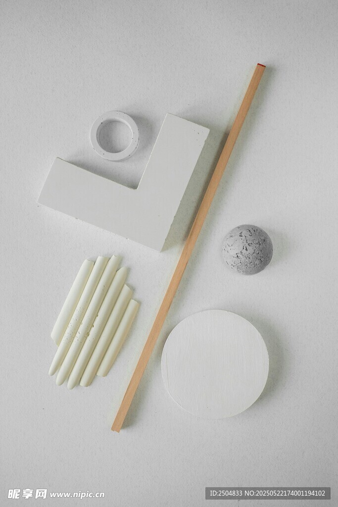 简约餐具与厨房小物组合