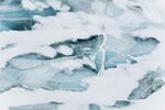 冰雪覆盖的自然景观画面