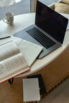 桌上的办公学习物品组合