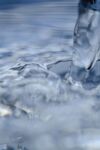 水滴落入水面的瞬间