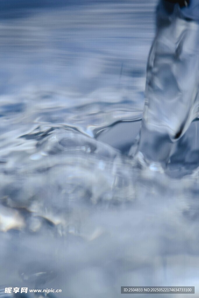 水滴落入水面的瞬间