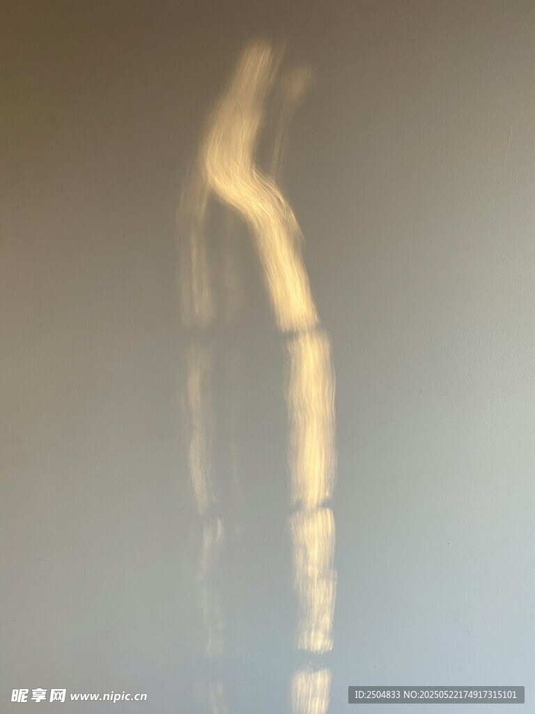 朦胧光影中的神秘手臂