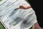 艺术家户外创作抽象画作