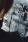 艺术家专注创作抽象画作