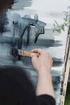 画家挥笔创作水墨画作