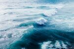 海浪翻涌的壮阔海洋景象