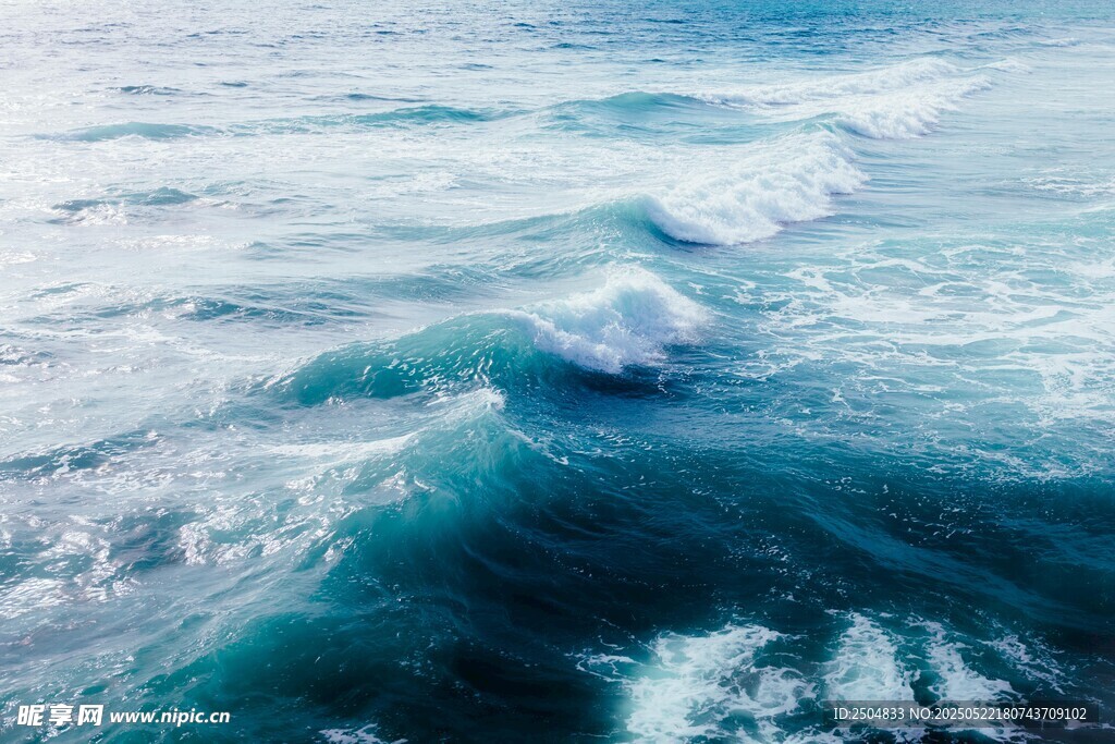 海浪翻涌的壮阔海洋景象