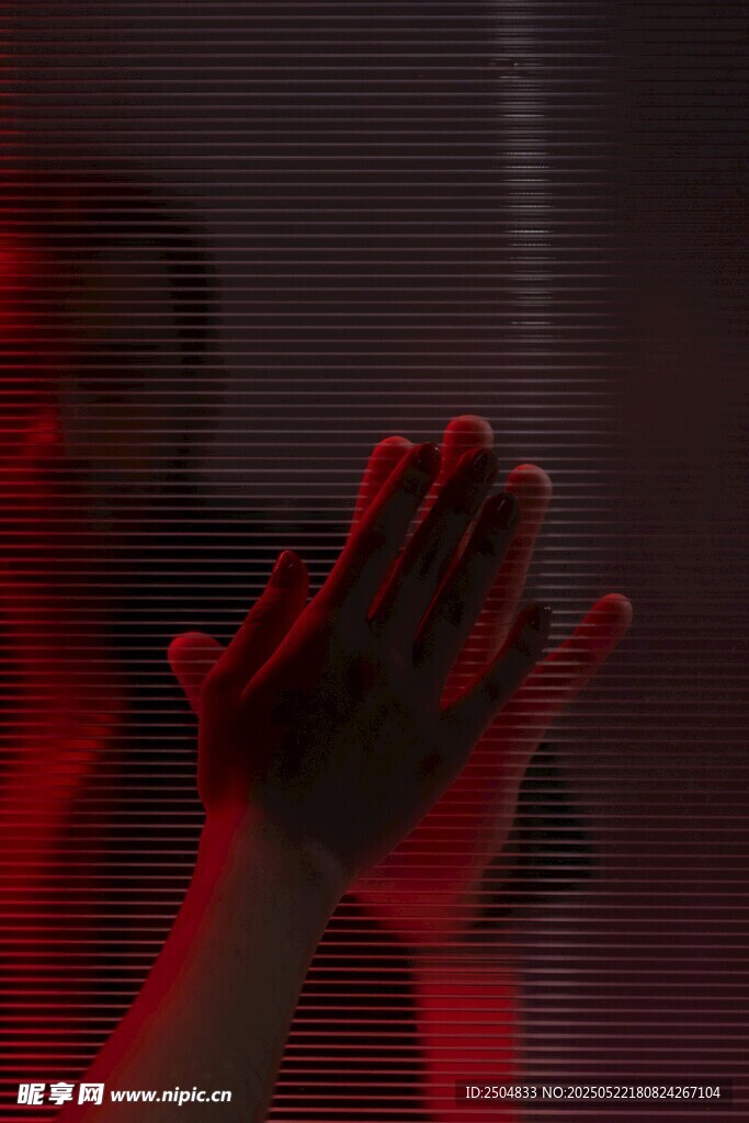 红色光影下的神秘手掌