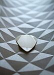 金属拨片置于几何纹理表面