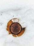 雪地上的生锈金属物件