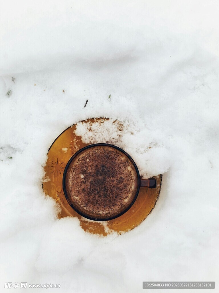 雪地上的生锈金属物件
