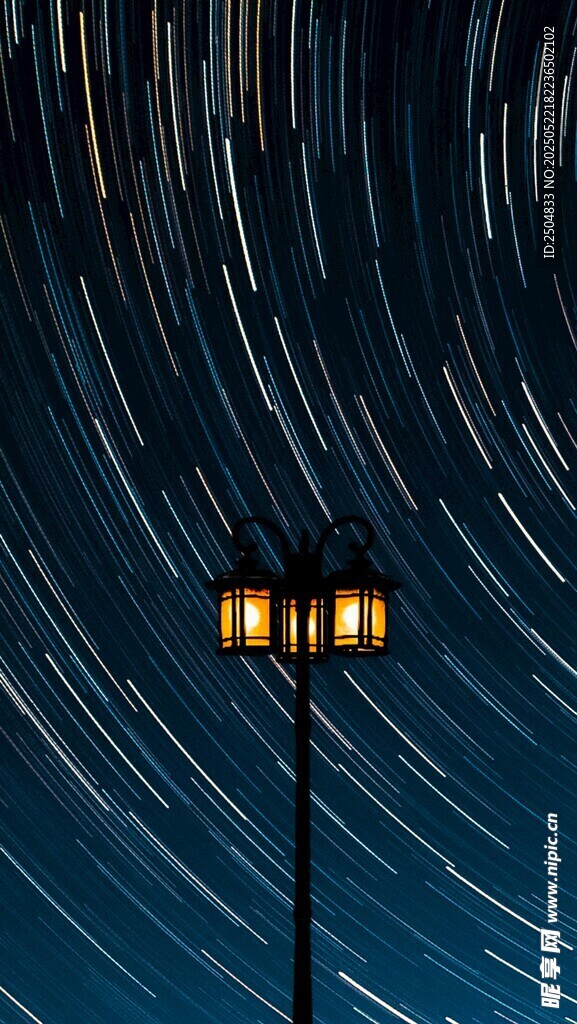 夜空下的路灯与星轨